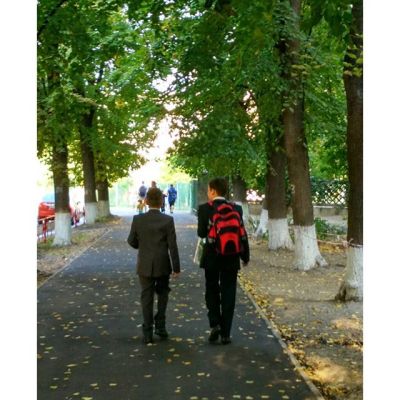 Ушёл в 6 класс:) за каникулы больше чем на полголовы обогнал приятеля:)